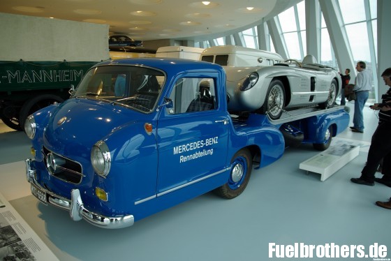 Mercedes-Benz SLR auf klassischem Renntransporter
