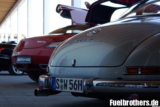 Heckansicht Mercedes SLS und 300 SL